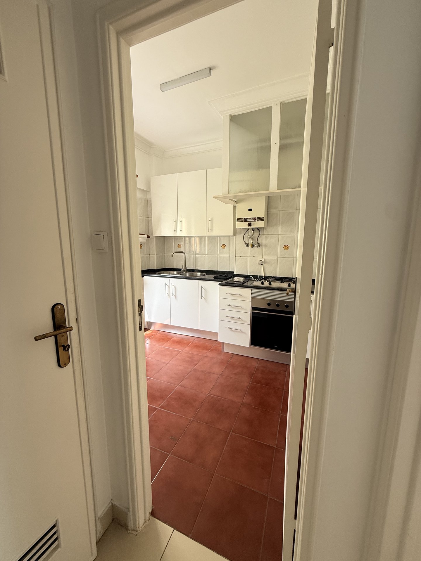 Cozinha original com móveis antigos e esquentador à vista